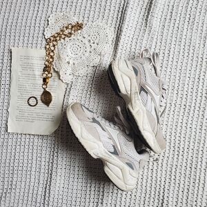 Reebok Kids Sneakers in White and Gray